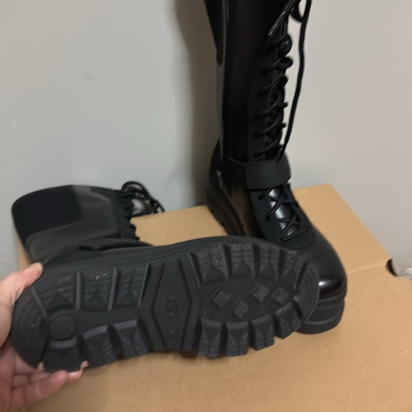 UGG “Flynn” leather Lace-Up women’s boots. - Picture 3 of 4